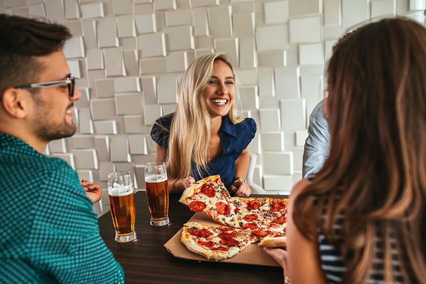 gente comiendo pizza